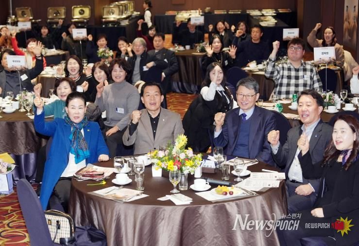 이재준 수원시장(가운데)과 참석자들이 함께하고 있다.