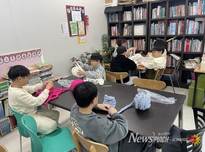 의정부시 송산2동, 아이들의 손끝에서 피어난 온기…어르신께 전할 사랑의 목도리 준비