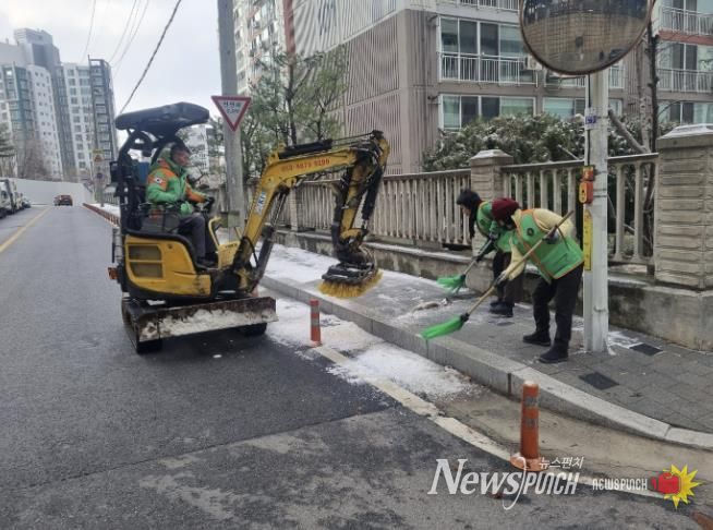 동두천시 불현동 지역자율방재단, 강설 대비 긴급 제설작업 실시