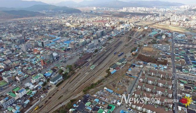 도시재생 후보지로 선정된 옛 경주역 부지 전경. 철도 이전 이후 장기간 활용되지 못했던 폐역 부지가 국가 주도 도시재생 시범지구로 탈바꿈할 수 있을지 주목된다.