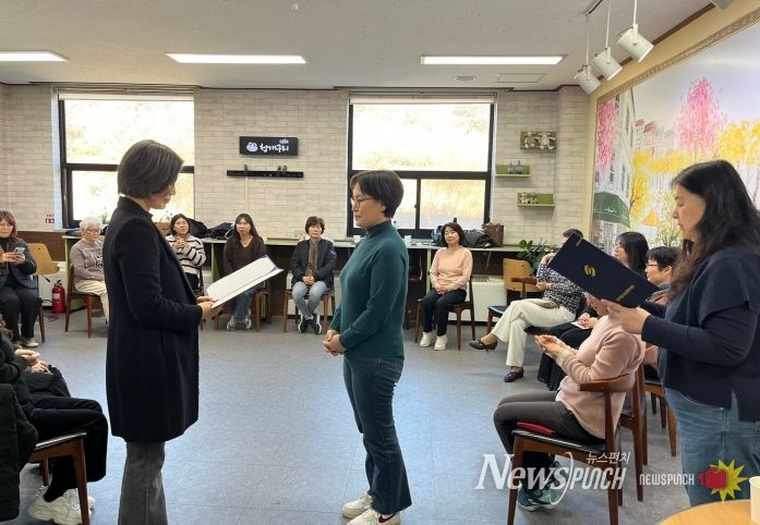 신규 상담자원봉사자 위촉장 수여 모습