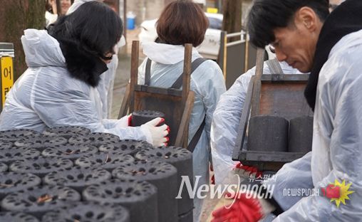 인천시사회서비스원 직원들이 지난 12일 미추홀구 용현동 일대에서 연탄배달 봉사를 하고 있다.