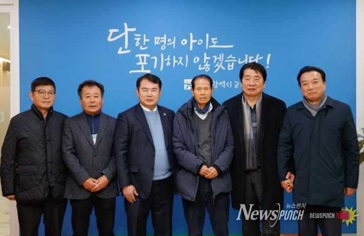 이정선 광주시교육감(왼쪽 3번째)가 15일 교육감실에서 진행한 ‘교육감-산업단지 대표’ 간담회에서 광주 지역 4개 산업단지 협의회 회장단과 함께 간담회 후 기념사진을 촬영하고 있다.