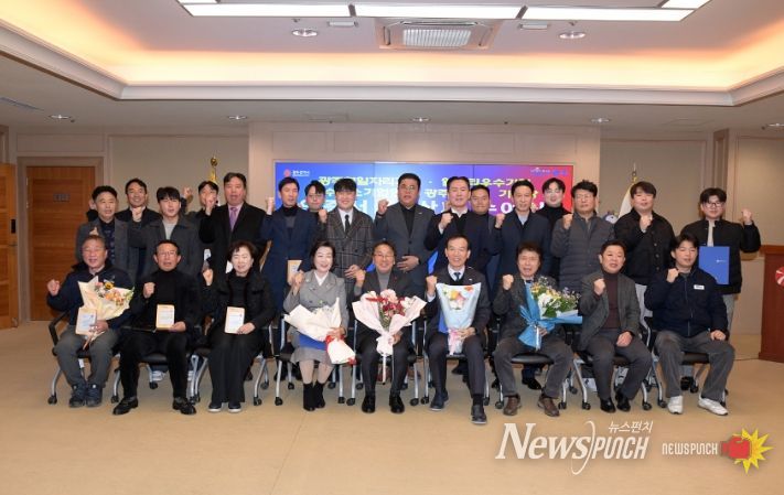 강기정 광주광역시장이 16일 오전 시청 비즈니스룸에서 열린 광주명장·기술장 등 인증서 및 상패 수여식에 참석해 인증서 및 상패를 수여한 후 수상자들과 함께 기념촬영을 하고 있다. /광주광역시 제공