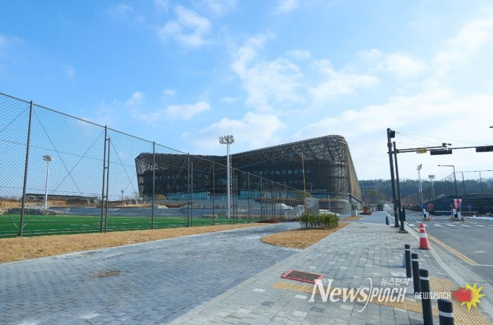‘코리아 풋볼 파크(KOREA FOOTBALL PARK)’의 스타디움 내부 축구장 전경.