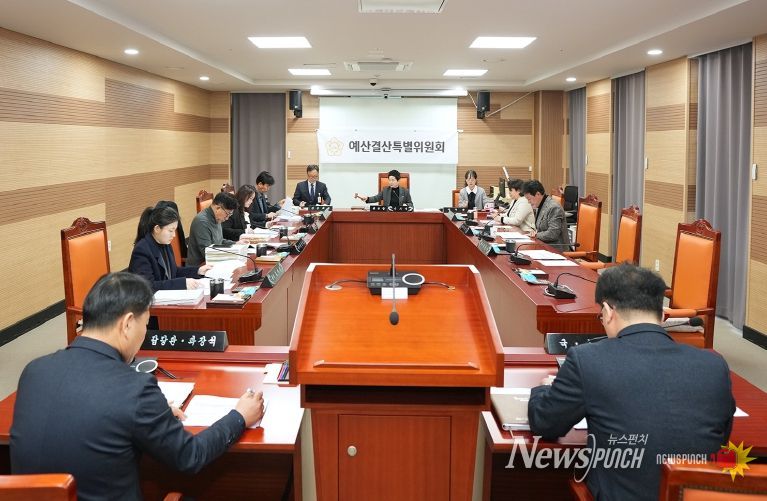 아산시의회 예산결산특별위원회가 각 상임위원회에서 예비 심사를 마친 2026년도 예산안을 제3차 회의에서 심사·의결하고 있다.