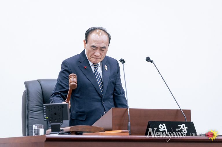 성북구의회 임태근 의장이 제315회 제2차 정례회 제2차 본회의를 주재하고 있는 모습