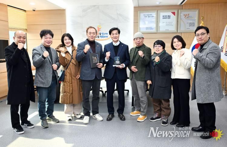 16일 밀양시장실에서 열린 밀양시, (사)한국연극협회, (사)한국연극협회 경상남도지회의 대한민국 청소년연극제 밀양 개최와 공연예술 활성화를 위한 업무협약식 기념 촬영