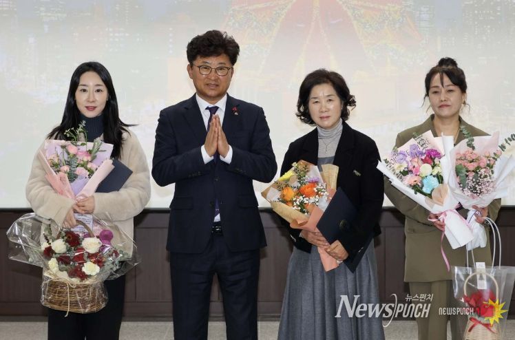 최충규 대덕구청장(사진 왼쪽 두 번째)과 양성평등과 여성친화도시 조성 유공자들이 16일 구청 청렴관에서 시상식을 마친 후 기념 촬영을 하고 있다.