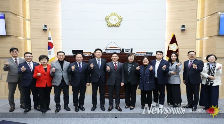 용산구의회, 제302회 제2차 정례회 폐회 의원 단체사진