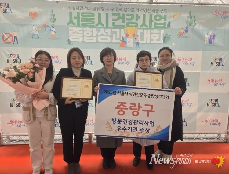 ‘우수구’ 표창 기념 촬영 중인 모습