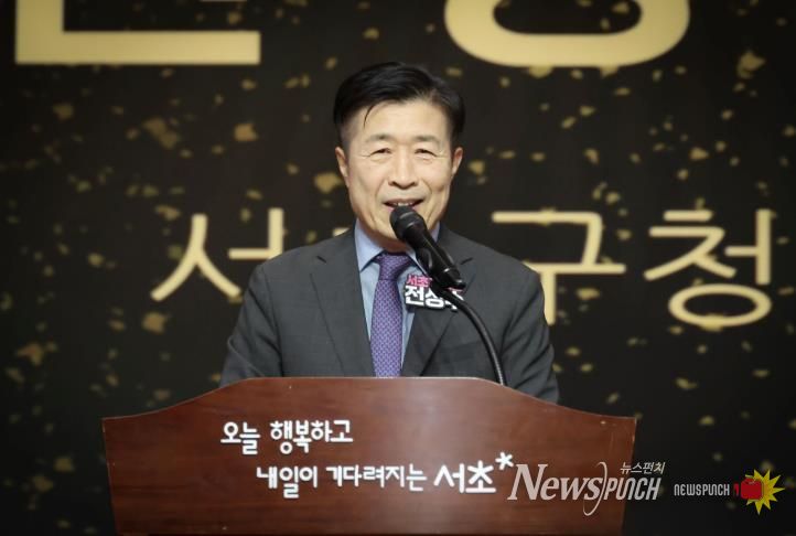 전성수 서초구청장이 16일 서초문화예술회관 아트홀에서 열린 ‘서초노인대학 제34기 졸업식’에 참석해 인사말씀하고 있다.