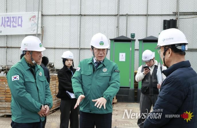 지난 2월 해빙기 대비 건축공사장 안전점검에 나선 박준희 관악구청장