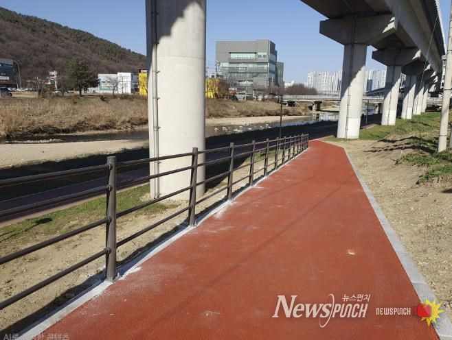 용인특례시 처인구가 고림동 103-48번지 일대 경안천에 진입로를 조성했다.