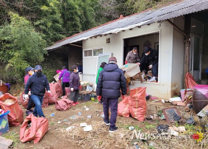 청양군 희망복지지원단 및 봉사자들이 지난 16일 화성면의 한 가구를 대상으로 주거환경개선 활동을 실시하고 있다.