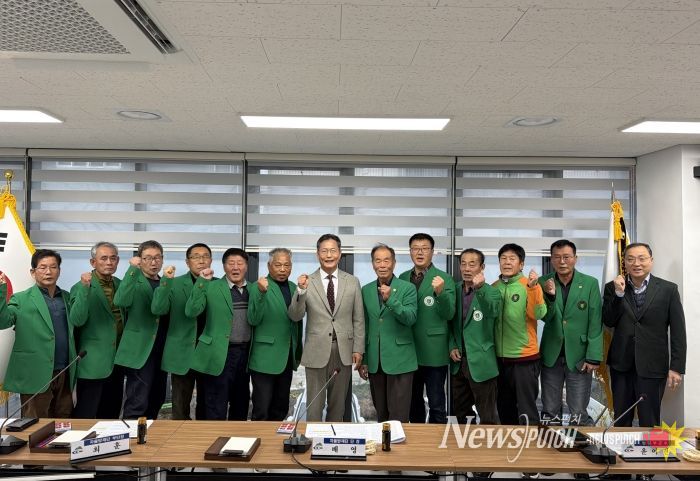 지난 16일, 겨울철 재난 대비를 위한 간담회에서 윤여권 부군수와 지역자율방재단이 함께 기념촬영을 하고 있다.