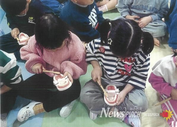 이 닦기 실습 중인 어린이집 원생 모습