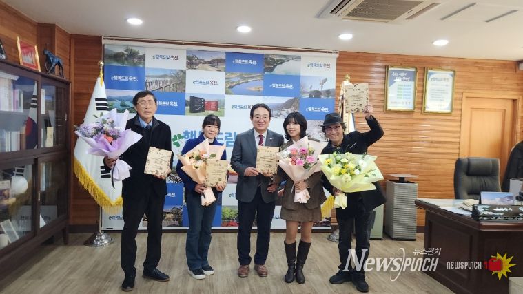 옥천군, 제2회 옥천전국연극제 성공 개최 공로자 군수표창 수여2(왼쪽부터 극단'향수' 이종서대표, 극단'토' 주성환대표 대리인, 홍보대사 정예원, 홍보대사 안석환)