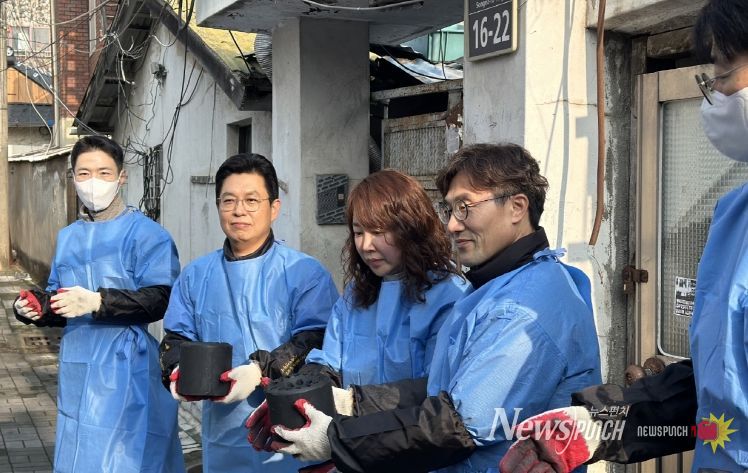 대구시 공무원봉사단, ‘따뜻한 겨울나기 연탄나눔 봉사활동’