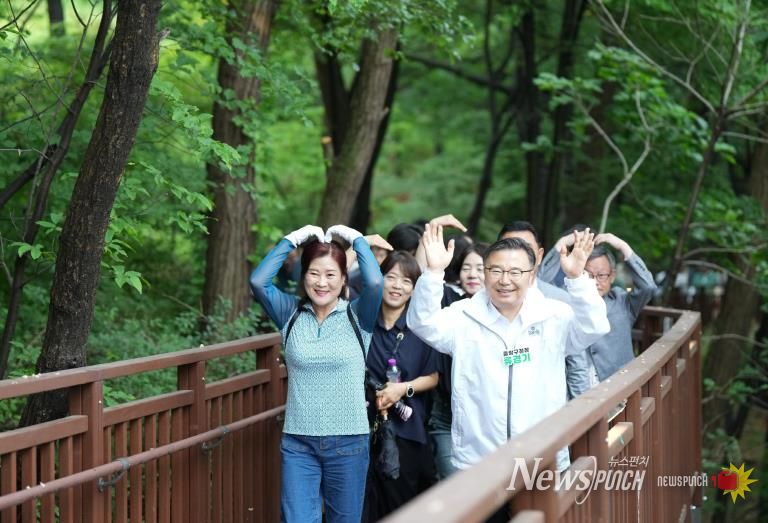 지난 5월 준공된 망우동행길을 걷는 류경기 중랑구청장과 구민들의 모습