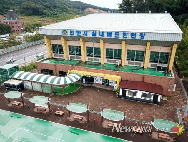 1. 천안 실내배드민턴장 전경.