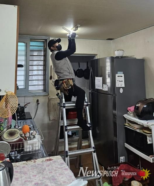 수원시 팔달구 화서1동 지역사회보장협의체, (주)전기쟁이 재능기부로 LED형광등 교체 지원해