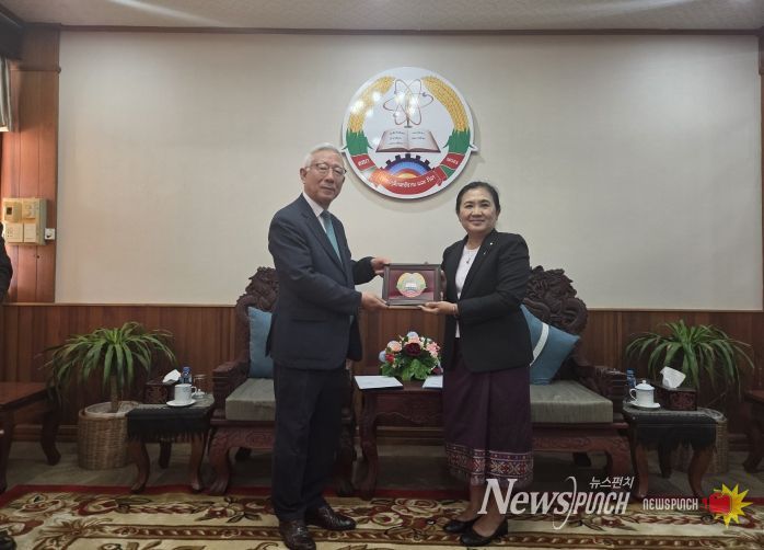 충남교육청, 라오스 정부 훈장 받다...20년 교육정보화 동행의 성과