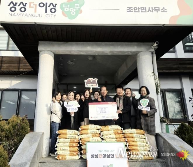 기부금 전달식 (좌) 박경분 면장 (우) 한태현 씨