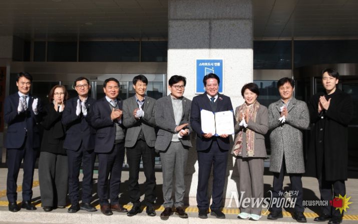 안양시(시장 최대호 오른쪽에서 네번째)가 18일 본관 정문에서 스마트도시 인증 현판식을 개최했다