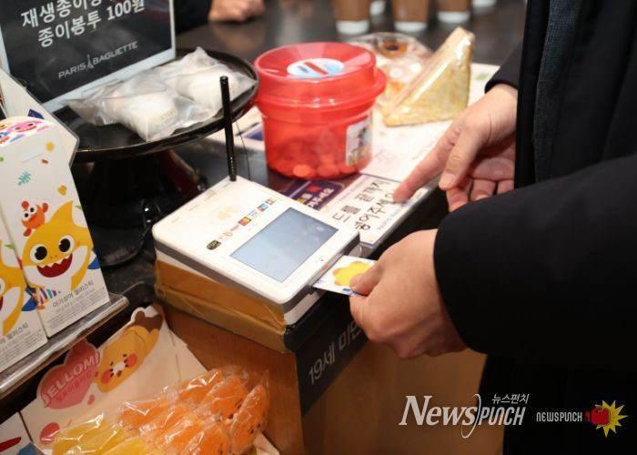 지역 상점에서 시민이 희망화성지역화폐를 사용해 결제하고 있다