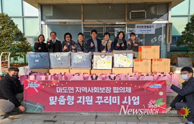 마도면 지역사회보장협의체가 17일 관내 취약계층 및 어린이가정을 대상으로 맞춤형 지원꾸러미 전달에 앞서 기념촬영하고 있다
