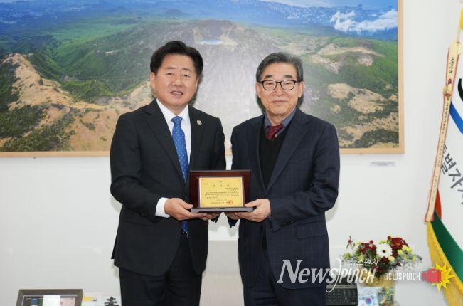 문봉만 제경련 회장에 감사패 전달
