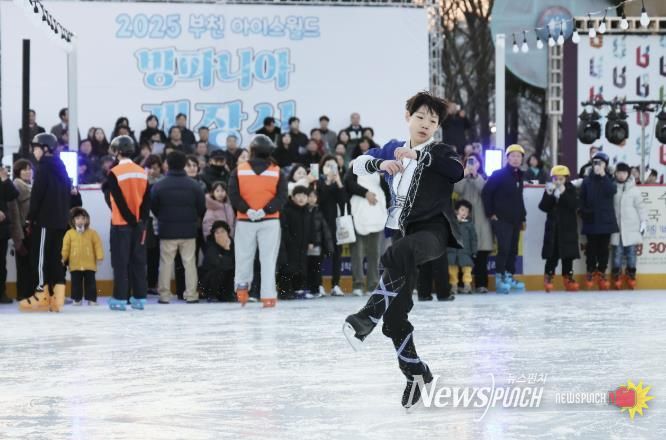 지난 19일, ‘빙파니아’ 개장식에서 부천시 피겨스케이팅 유망주 이윤호 선수의 축하 공연이 펼쳐졌다.