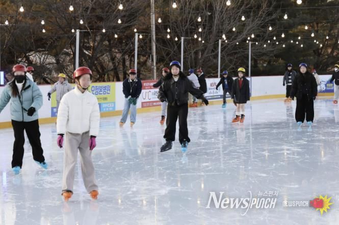지난 19일, ‘빙파니아’ 개장식에서 시민들이 빙판 위에서 스케이팅을 즐기고 있다.