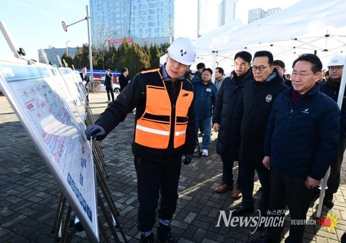 유정복 인천광역시장이 22일 연수구 인천대입구역에서 GTX-B 사업 현장을 점검하고 있다.