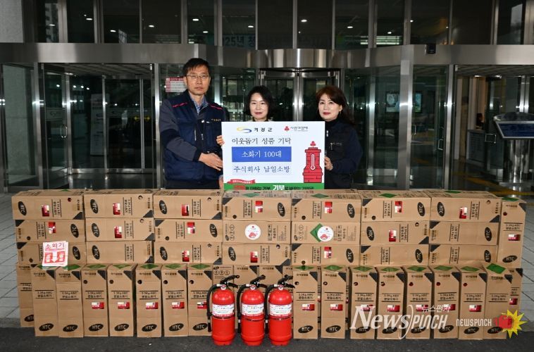 왼쪽부터 김창열 대표, 신계순 기장군 노인장애인복지과장, 박인화 대표가 기탁식을 진행하고 있다.