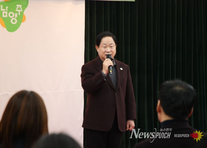 격려를 전하는 주광덕 시장