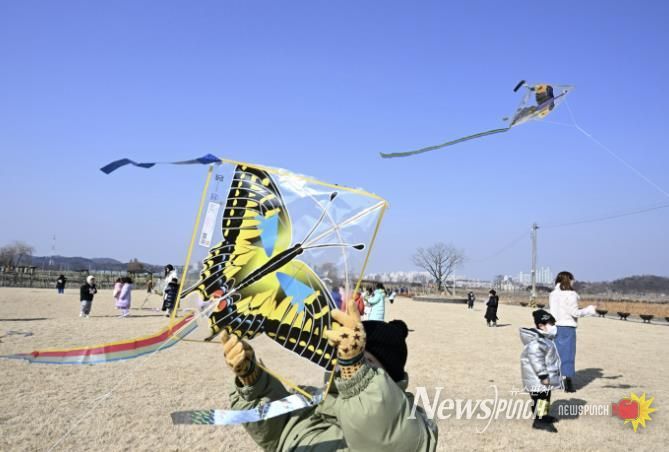 시흥시 연꽃테마파크 겨울 하늘에 띄우는 전통 연, '호조벌 연날리기 체험' 운영