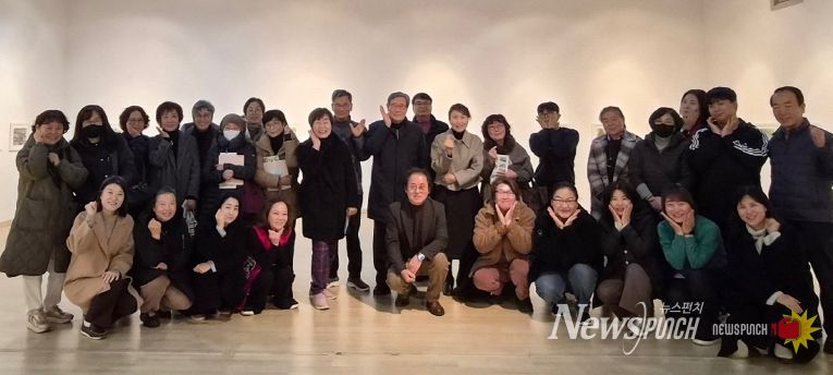 강진아트홀에서 열린 강진군 도서관 수채화 아카데미 개막식 참석자들이 한 자리에 모였다.