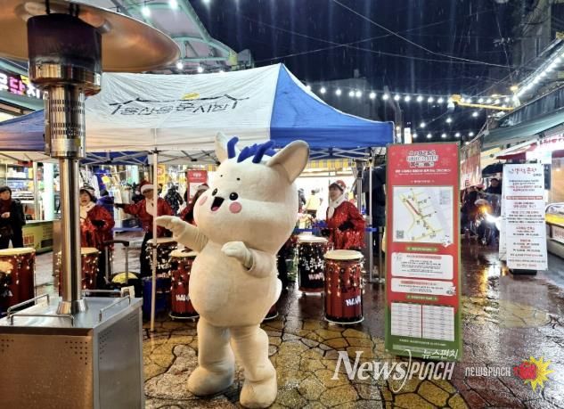 용산용문시장에서 열린 ‘용용이 야시장’에서 지역 예술인들이 공연하고 있다.