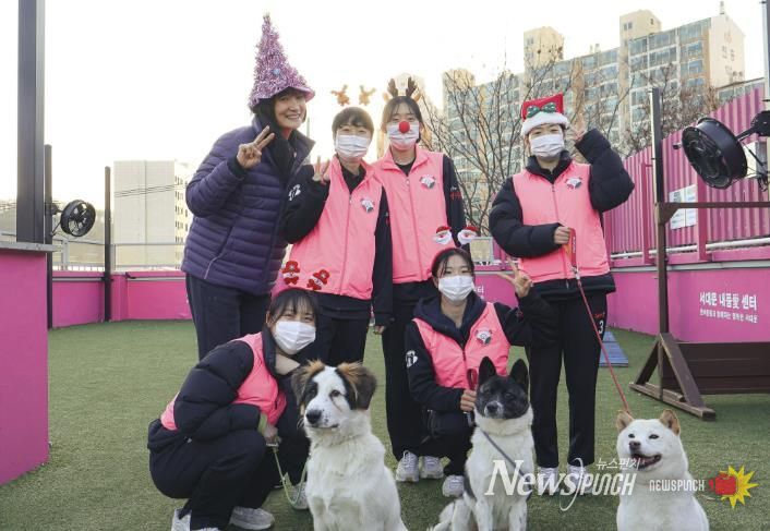 서대문구청 여자농구단이 최근 반려동물 복합문화 공간인 ‘서대문 내품애(愛)센터’에서 봉사활동을 펼쳐 주위에 귀감이 됐다.