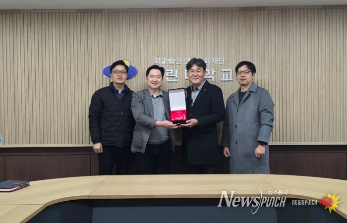 전경국 선린대학교 평생교육원장 감사패 수여 기념촬영