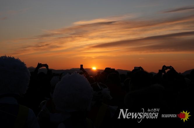 영천청년상우협의회는 1일 해맞이 행사를 영천전투메모리얼파크 전망타워 일원에서 개최했다.