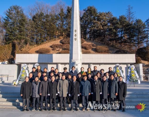 영주시 간부공무원 충혼탑 참배 단체사진