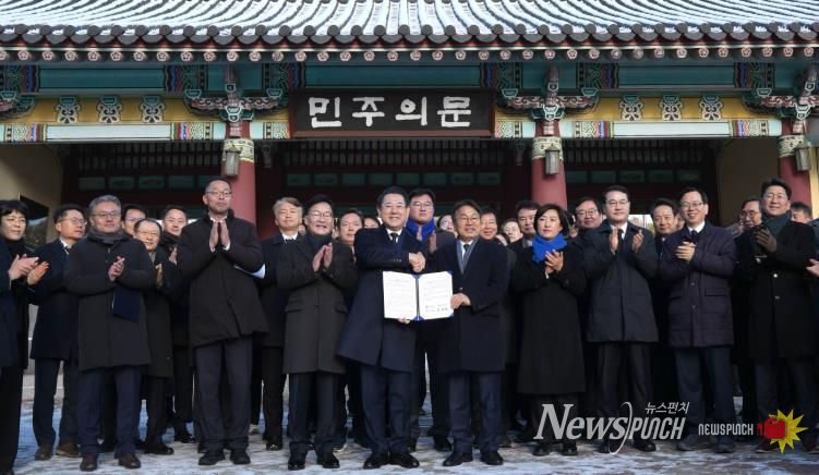 전남·광주 행정통합 선언문 발표 사진 -김영록 전라남도지사와 강기정 광주광역시장이 2일 광주 5·18민주묘지에서 참배를 마친 뒤 민주의 문 앞에서 ‘전남·광주 행정통합 선언문’을 발표하고 있다.