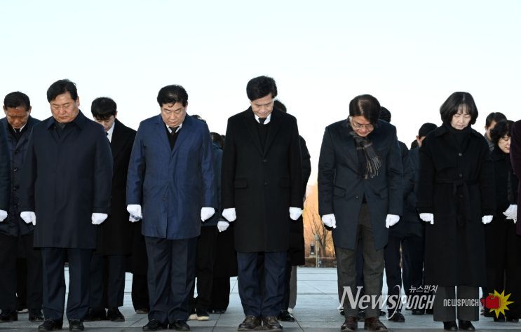 밀양시가 2일 충혼탑을 찾아 순국선열과 호국영령을 기리며 참배하고 있다.