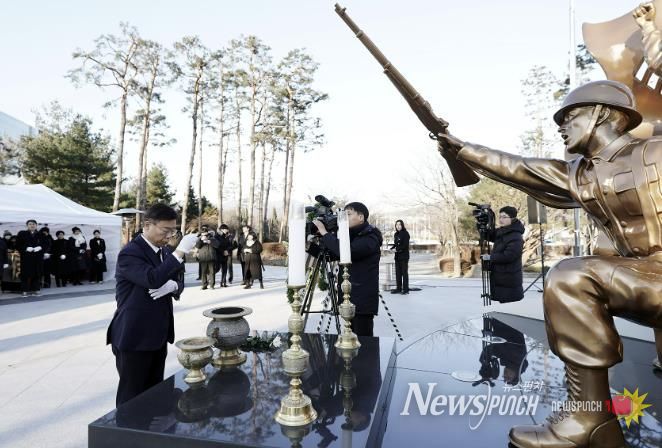 성남시는 1월 2일 오전 중원구 여수동 시청 공원 현충탑에서 새해 각오를 다짐하는 참배 행사를 했다