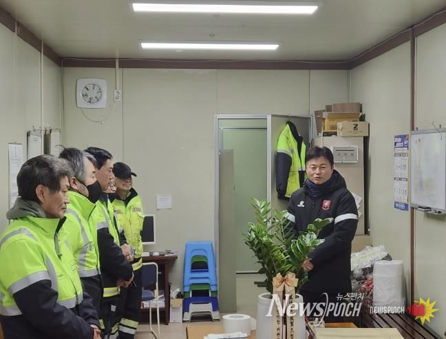 조용익 부천시장이 현장대기소를 찾아 환경미화원들의 노고에 감사를 표하고 있다.