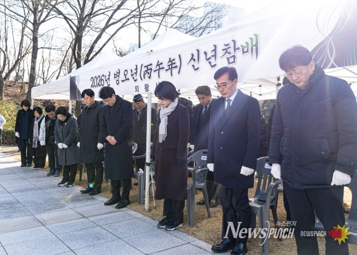 의왕시의회 2026년 병오년 신년맞아 현충탑 참배로 첫 의정활동 시작