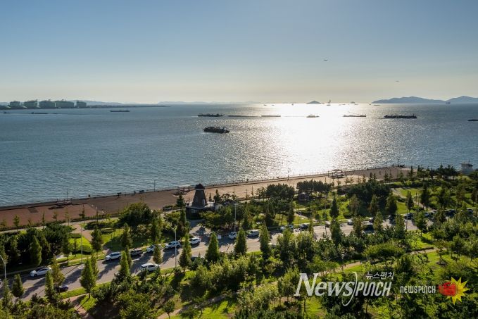 송도센트럴파크는 약 40만㎡ 규모로, 도심 한가운데 천연 해수를 끌어들인 인공수로가 흐르는 국내 최초의 수상형 도심공원이다. 카누·수상택시 등 수상레저를 즐길 수 있고, 한옥마을·트라이볼 등 문화공간과 어우러져 도심 속 힐링과 문화가 공존하는 상징적 공간이다.